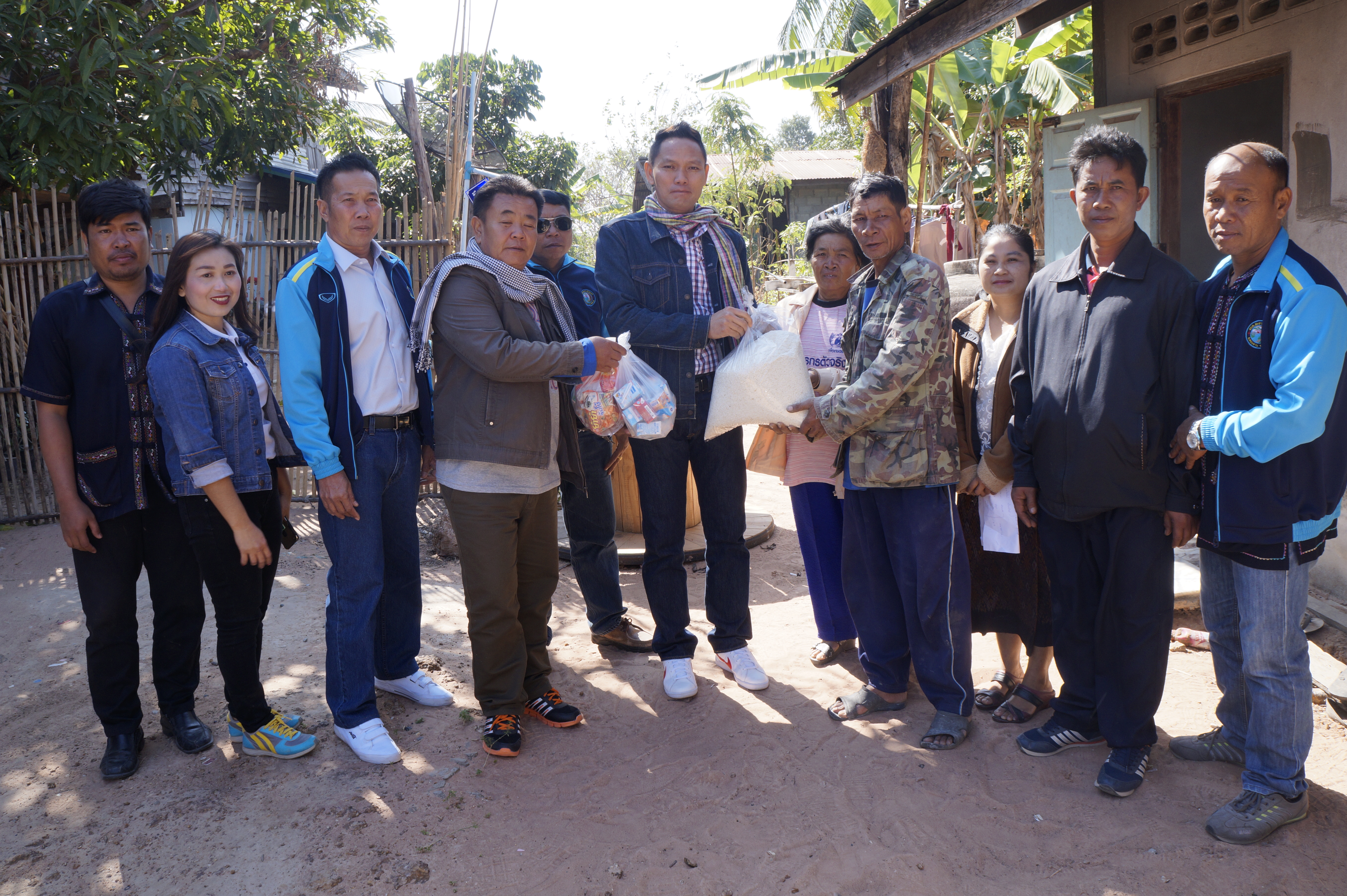 มอบข้าวสารอาหารแห้งผู้สูงอายุผู้ป่วยติดบ้าน